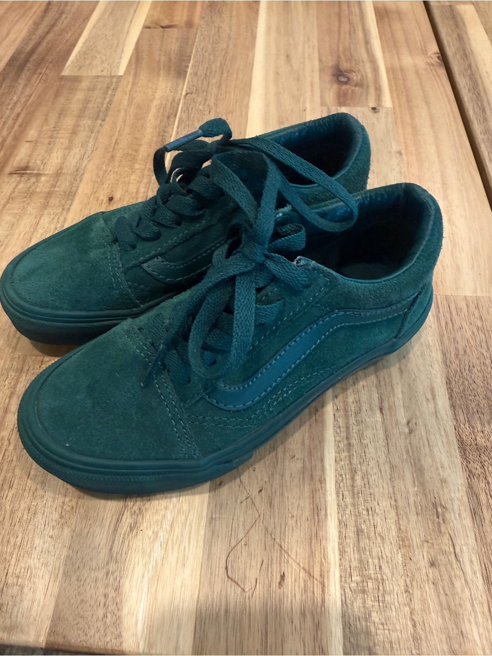 Kids Vans Low-Top Suede Skate Sneakers in Green